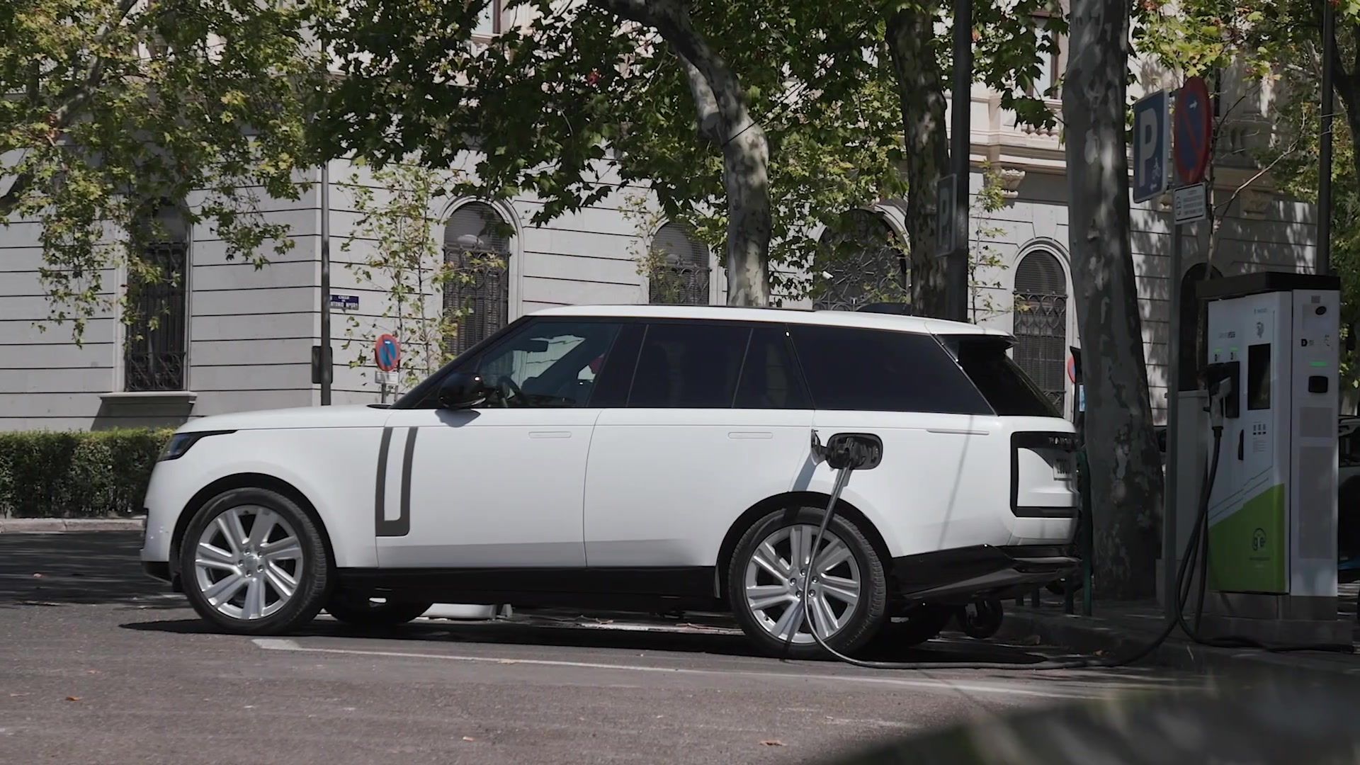 2023 Range Rover HSE P440e (SWB) in Ostuni Pearl White Charging