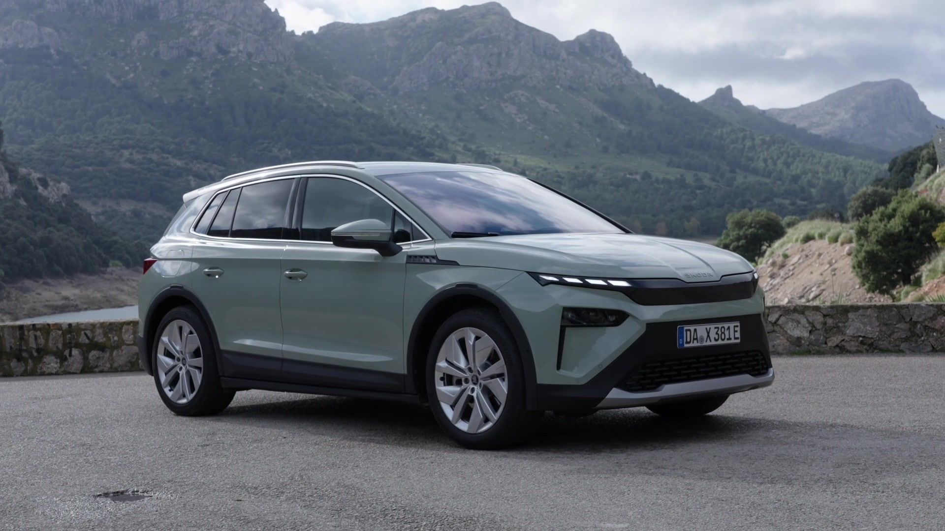The new Škoda Elroq - Front headlights with matrix technology, adaptive lighting modes available