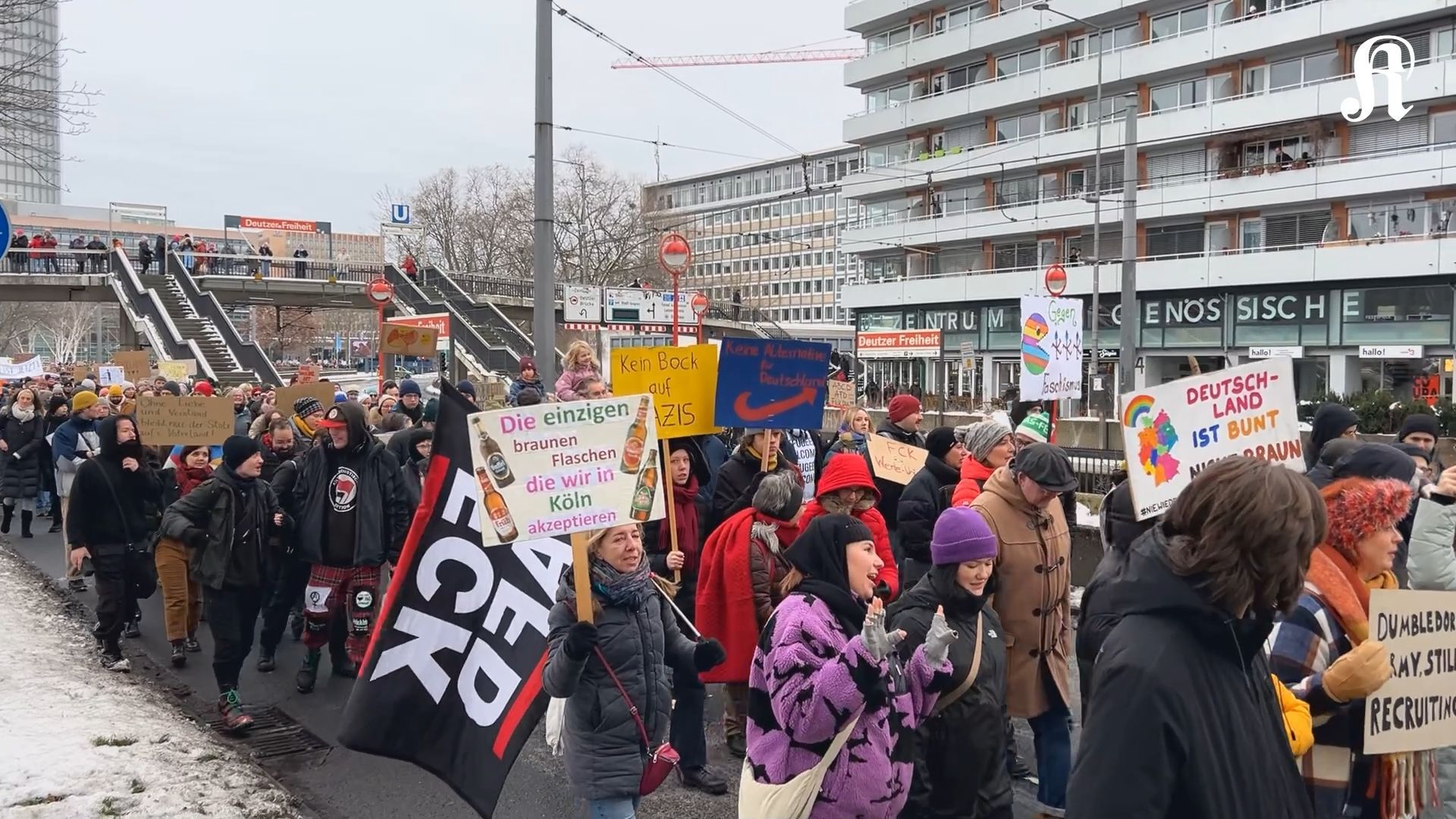 Anti-AfD-Demo in Köln: Teilnehmende ziehen Richtung Deutzer Werft