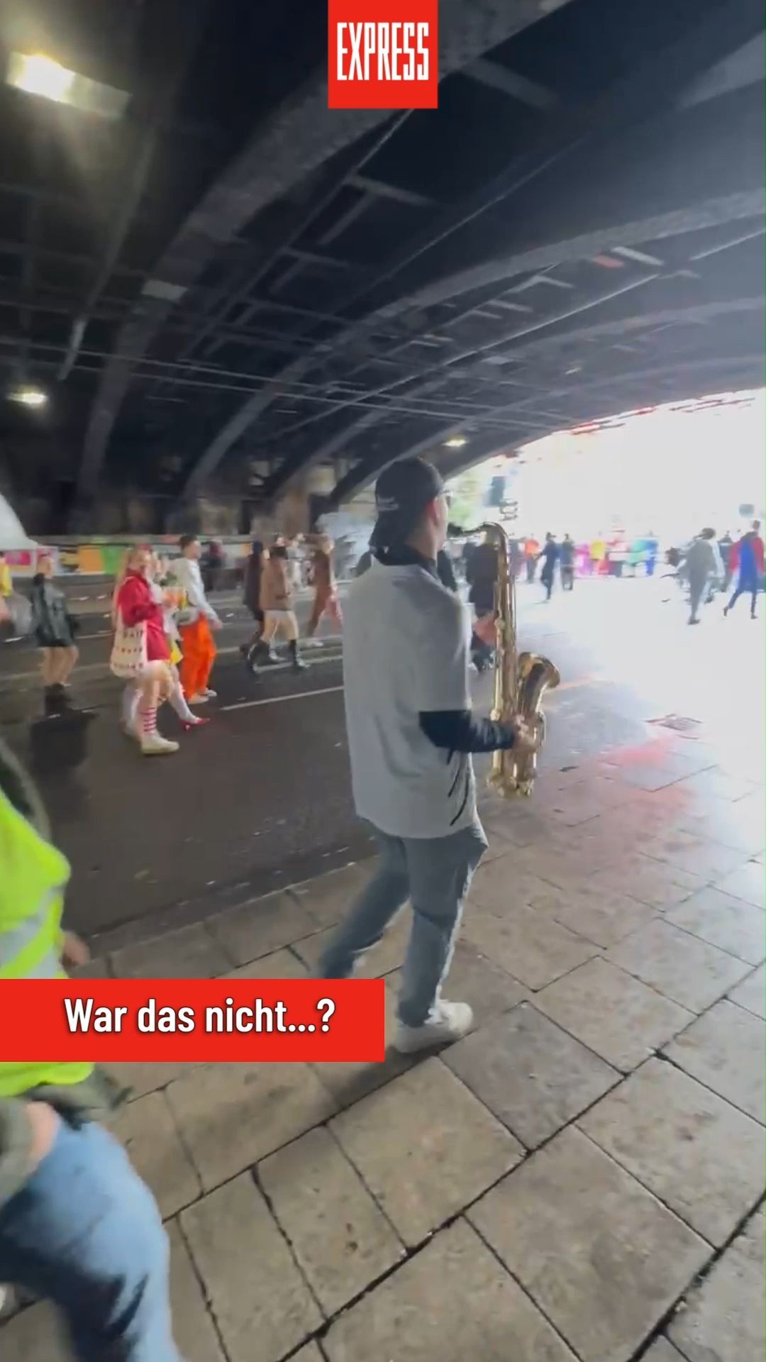 Saxophonist taucht im Kölner Karneval auf: Den kennen wir doch?