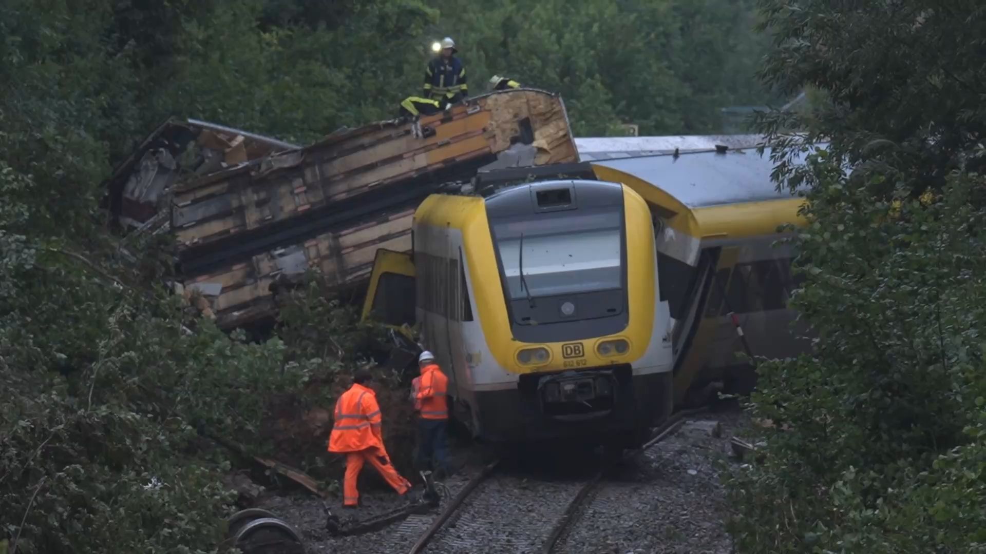 Video: Zugunglück nach Hangrutsch! Zug entgleist! mehrere Waggons umgestürzt! Dutzende Verletzte, 3 Tote - MANV - Großeinsatz, Hubschrauber - Schienen verbogen