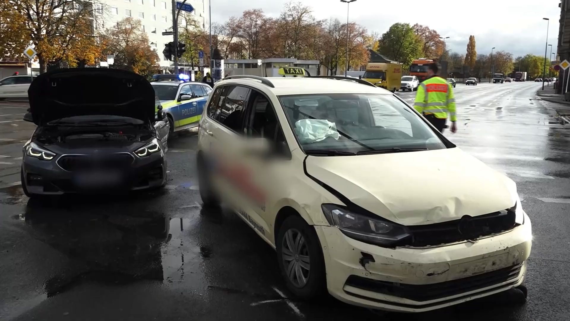 Mehrere Verletzte: Unfall zwischen Fahrschulauto und Taxi