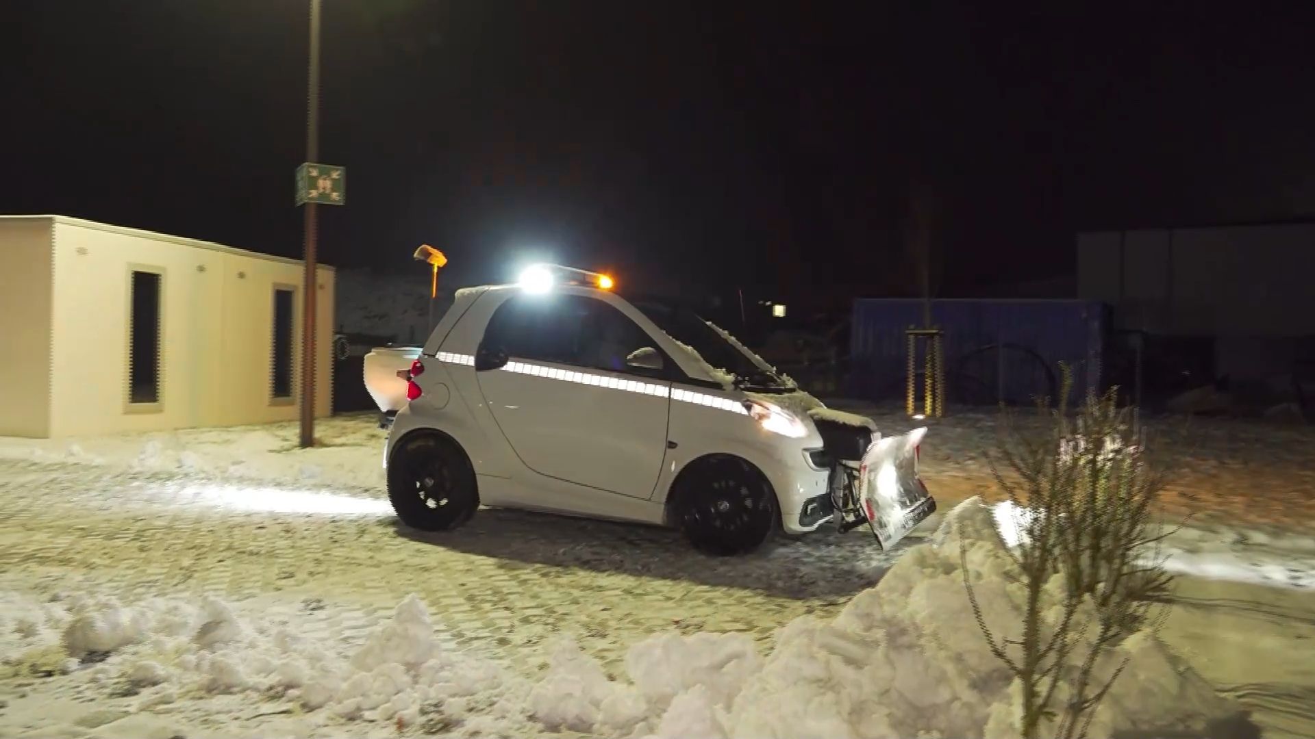 Ungewöhnliches Räumfahrzeug: Fränkischer Winterdienst benutzt umgebauten Smart