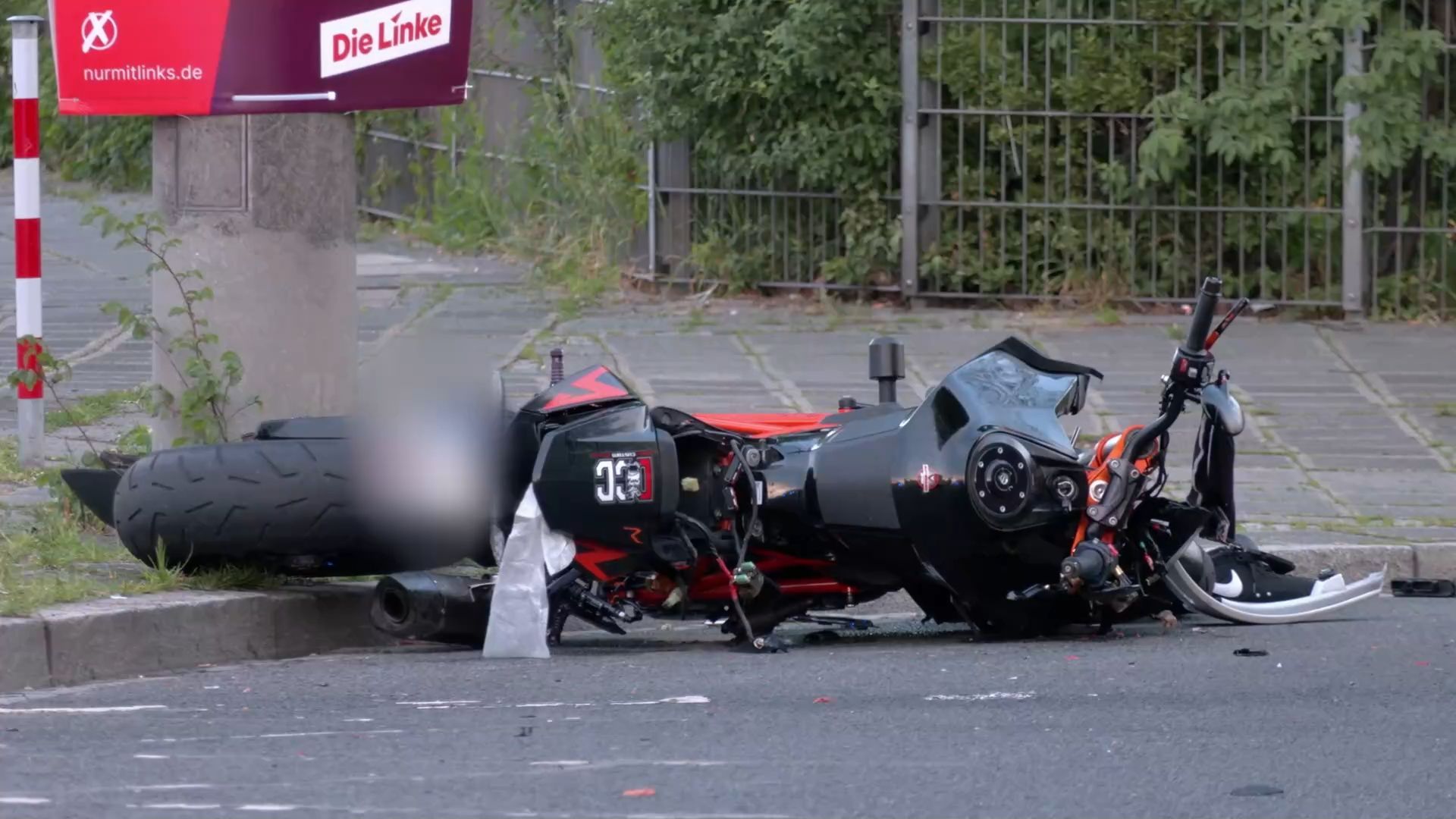 Motorradfahrer kollidiert mit Bus: Biker verstirbt an Unfallstelle