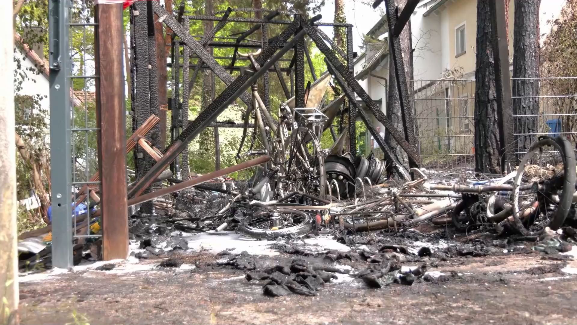 Unterstand in Erlangen brennt: Feuerwehr sichert Gasflaschen