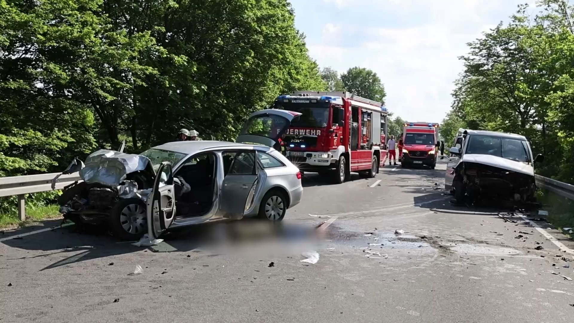 Tödlicher Unfall im Kreis Coburg: Auto kracht frontal in Gegenverkehr auf B4