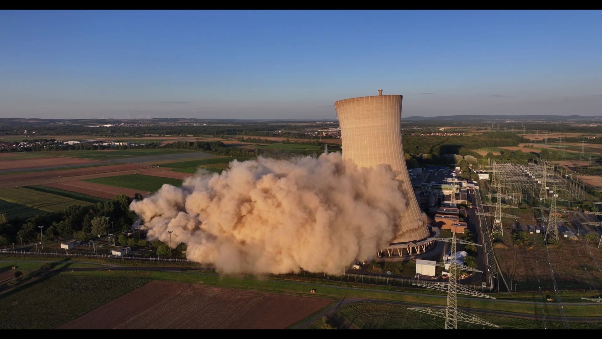 "Durchaus sentimentale Gefühle gehabt": Drohnenaufnahme zeigt Kühlturm-Sprengung