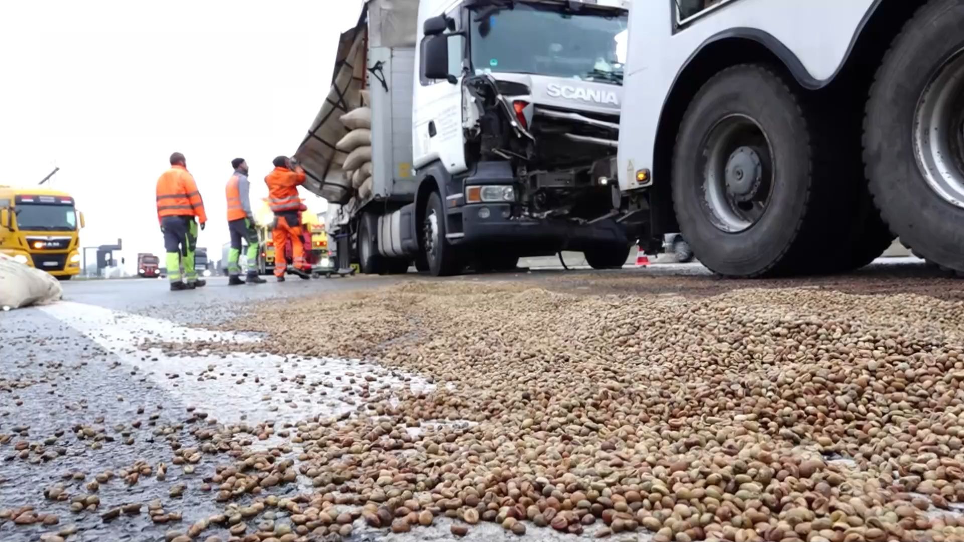 Lkw-Unfall auf A3: Eine Tonne Kaffeebohnen auf der Fahrbahn verteilt