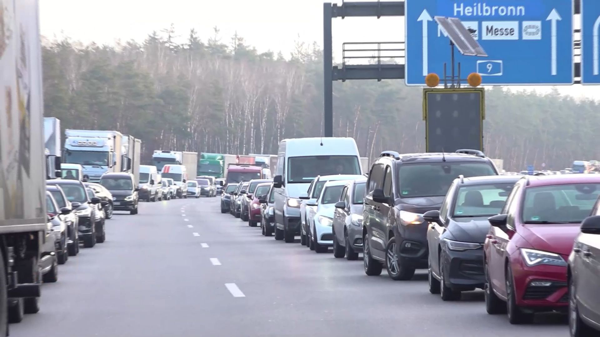 Kurioser Vorfall auf A3 bei Nürnberg: Fahrer flüchtet nach Unfall zu Fuß