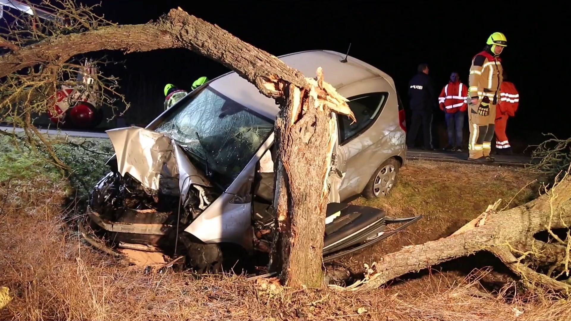 Unfall mit Todesfolge: Frau stirbt nach Kollision mit Baum