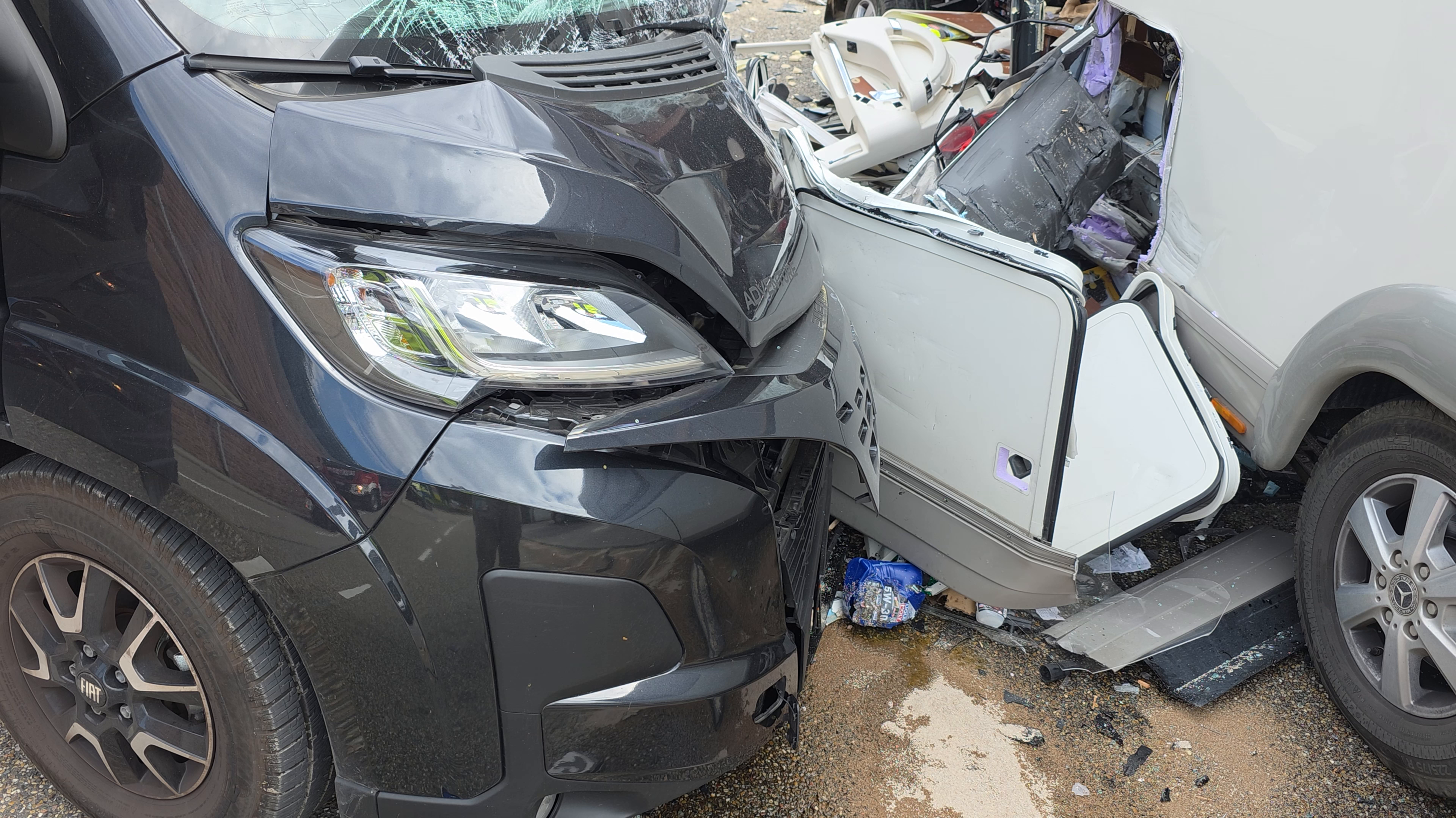 Video: Calw: Frontalzusammenstoß zweier Wohnmobile - mehrere Verletzte