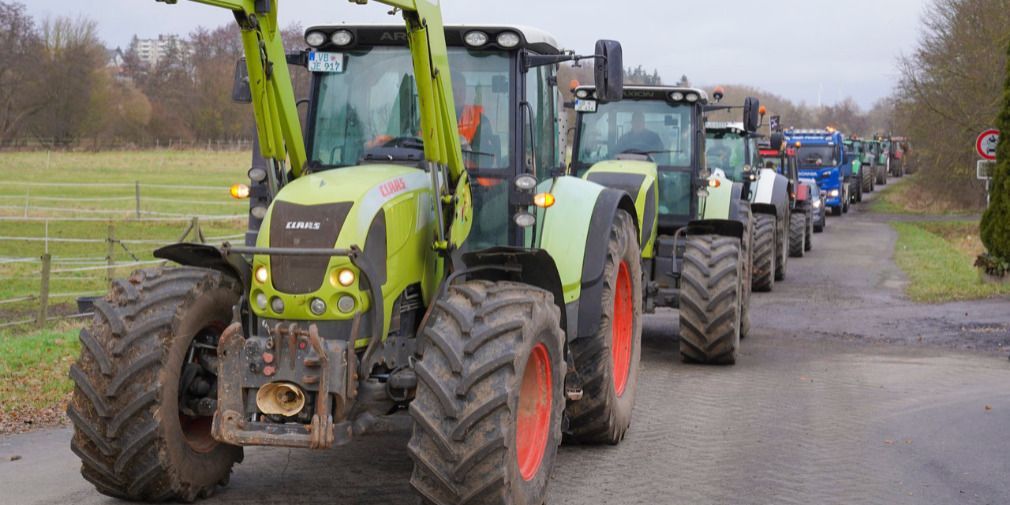 Landwirte protestieren gegen Ampel-Regierung - Konvoi mit 100 Schleppern
