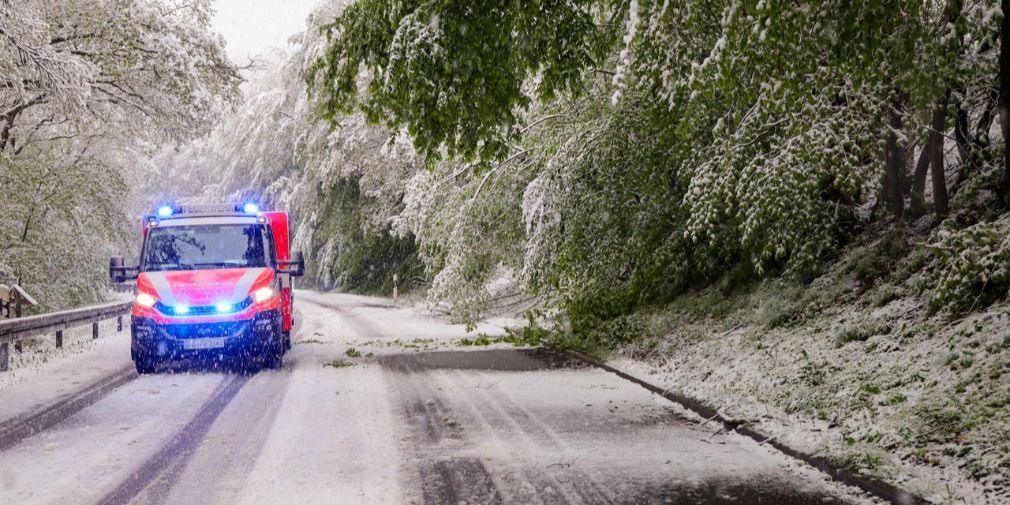 Schneechaos in Osthessen - viele Autofahrer wurden vom Wintereinbruch überrascht