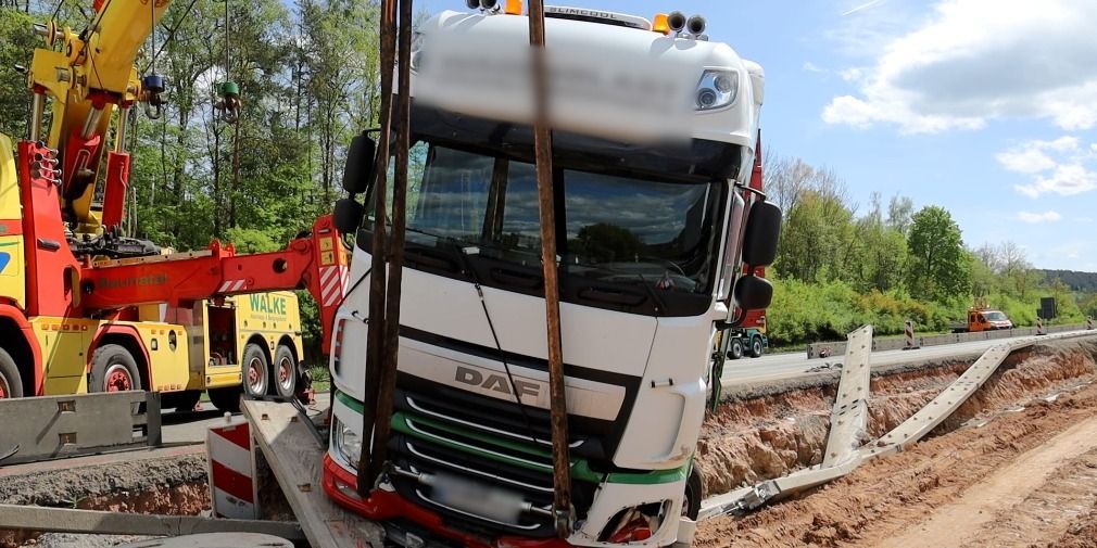 Lkw kracht in A7-Baustelle in Gegenverkehr und schleudert in Baugrube