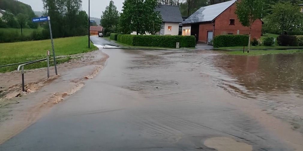Vollgelaufene Keller und überschwemmte Straßen