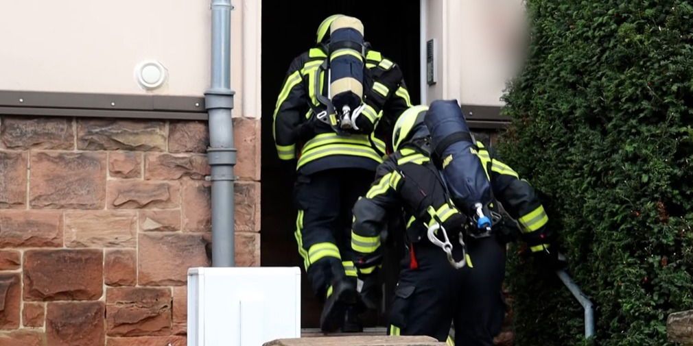 Dunkler Rauch sichtbar: Kellerbrand in der Dientzenhoferstraße!