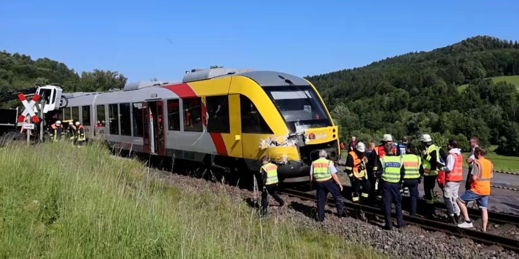 Video: Rettungskräfte im Großeinsatz: Lkw kollidiert an Bahnübergang mit Zug