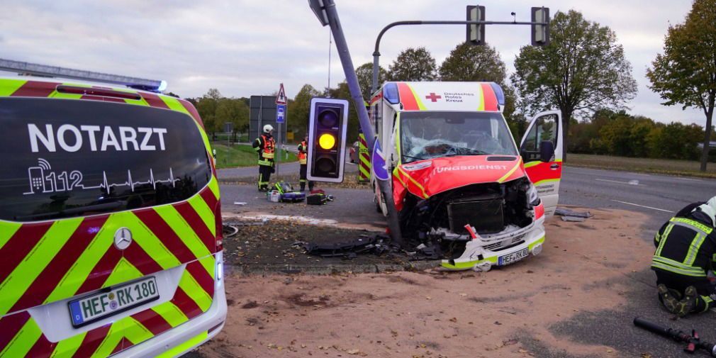 Video: Trümmerfeld! Pkw kollidiert mit Rettungswagen - fünf Personen verletzt