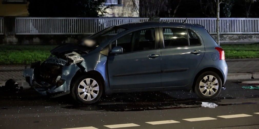 Video: Mehrfach-Crash: Auto kracht in Bushaltestelle - vier Verletzte - LKA ermittelt