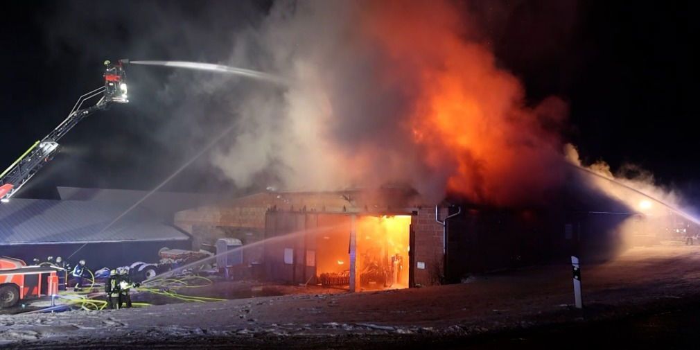 Werkstatt-in-Flammen-Einsatzkr-fte-stehen-vor-mehreren-Herausforderungen