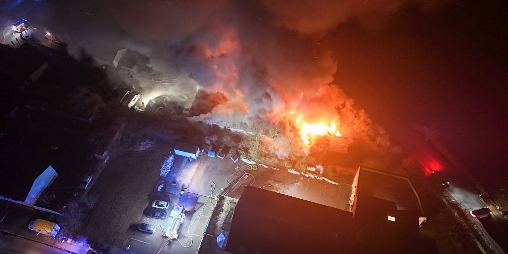 Meterhohe-Flammen-schlagen-in-den-Himmel-Gro-aufgebot-bei-Hallenbrand