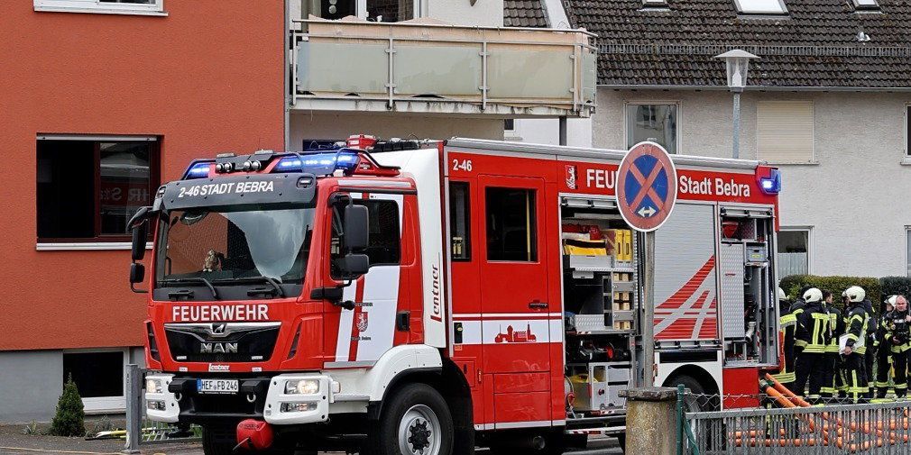 Video: Großeinsatz der Rettungskräfte: Brand auf Balkon ausgebrochen