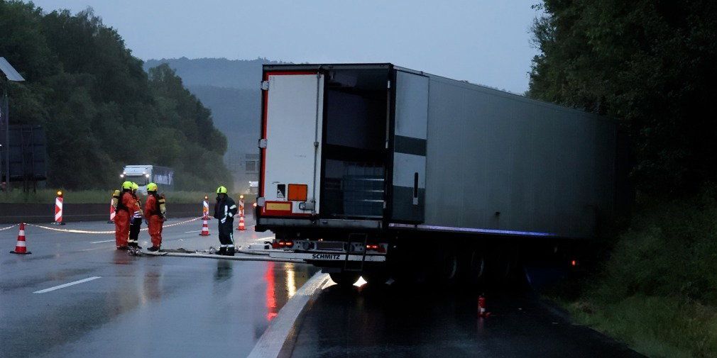 Video: Gefahrgutunfall auf der Autobahn A7 - Lkw kommt von Fahrbahn ab