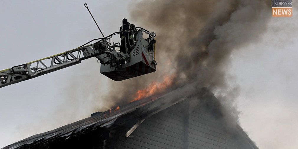 Video: E-Auto unter Carport in Flammen: Feuer greift auf Wohnhaus über - Vollbrand entfacht