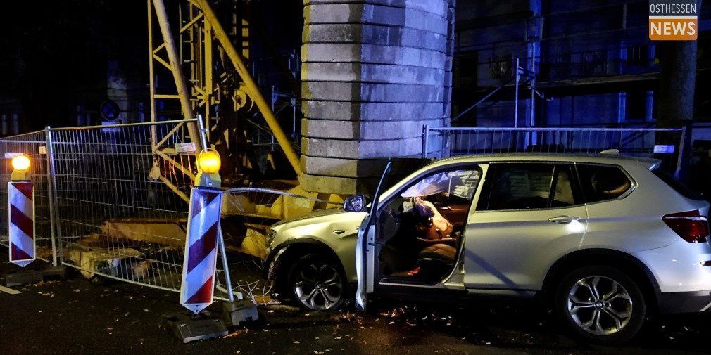 Video: Pkw kracht in Baustellenkran - Fahrer kann sich selbst befreien