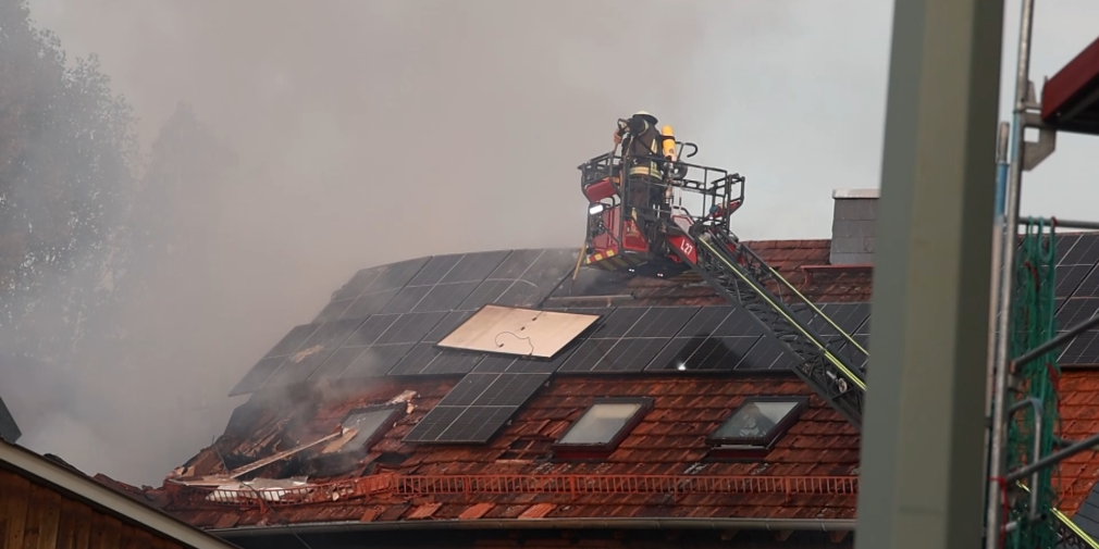 Video: 200 Einsatzkräfte im Kampf gegen die Flammen: So ist die Lage in Mücke