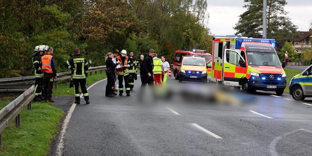 Video: Tödlicher Unfall: Krad-Fahrerin (59) stirbt nach Zusammenstoß