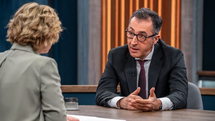 Cem Özdemir counters 