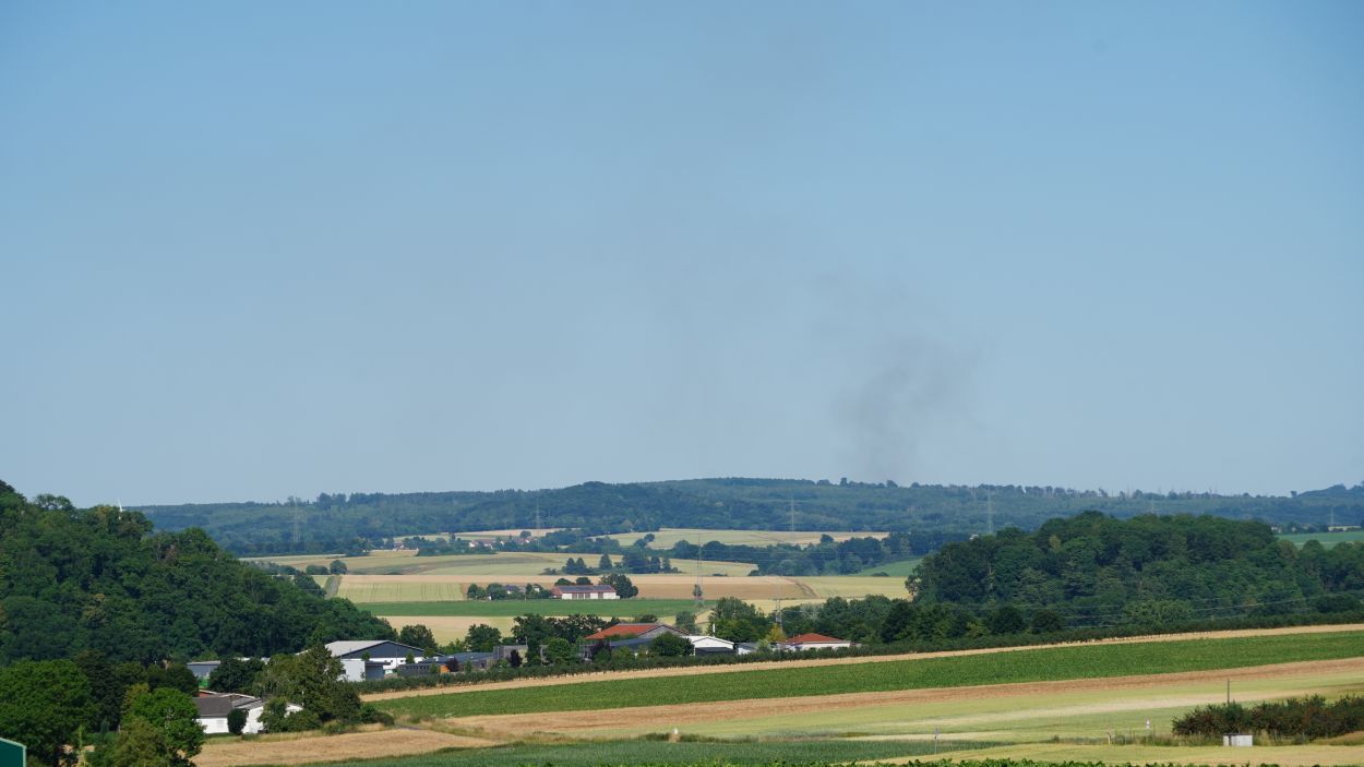 Video: Waldbrand in Nordhessen - Löschhubschrauber unterstützt