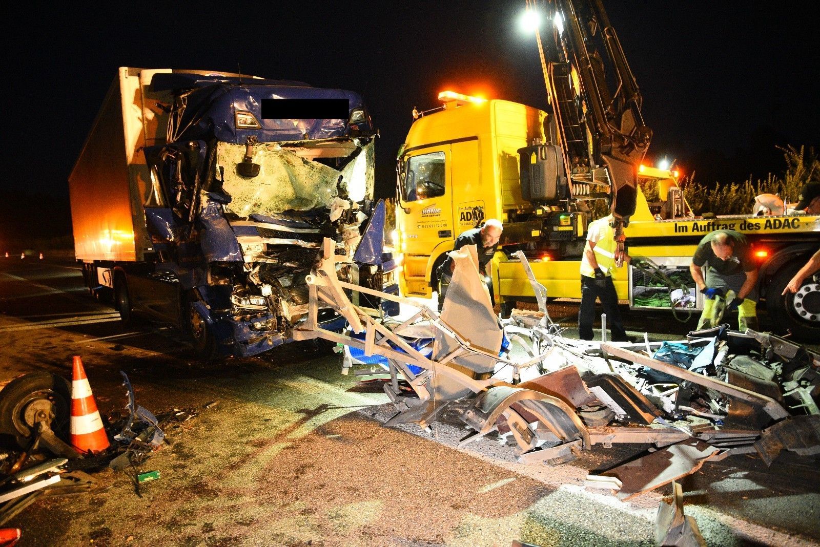 Schwerer Unfall auf A6: LKW kracht in Absperrfahrzeug – Fahrer (34) schwer verletzt