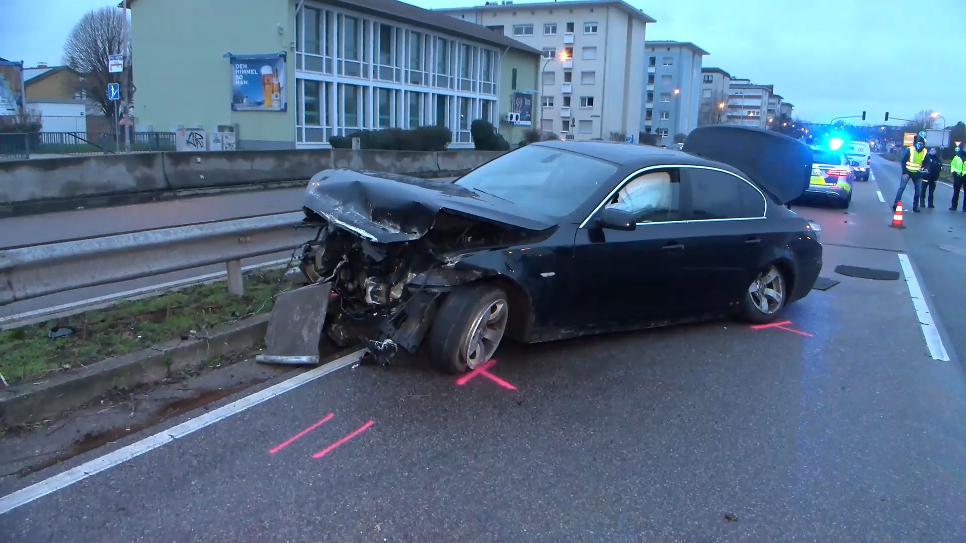 BMW kracht in Leitplanke – B38 in Mannheim am Morgen voll gesperrt