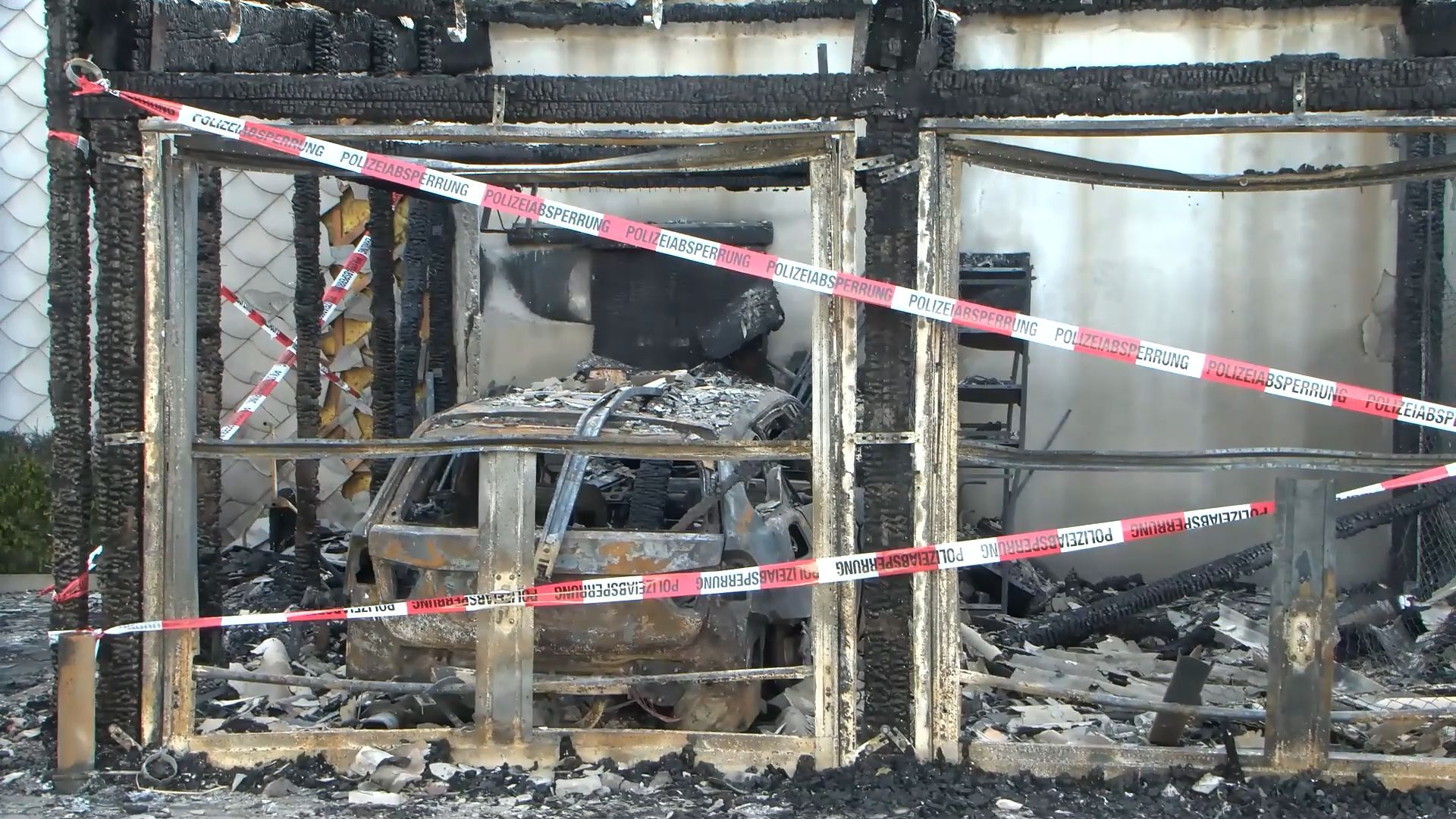 Mehrere Autos in Heidelberg in Flammen – Feuer greift auf Wohngebäude über