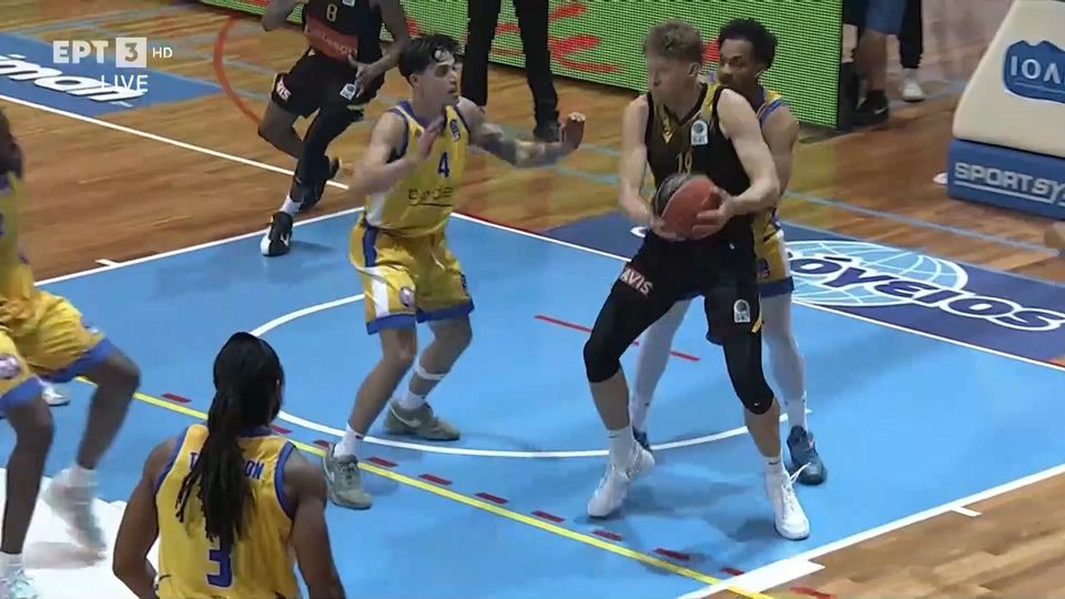Καταπληκτική no look πάσα του  Κουζμίνσκας! (VIDEO)