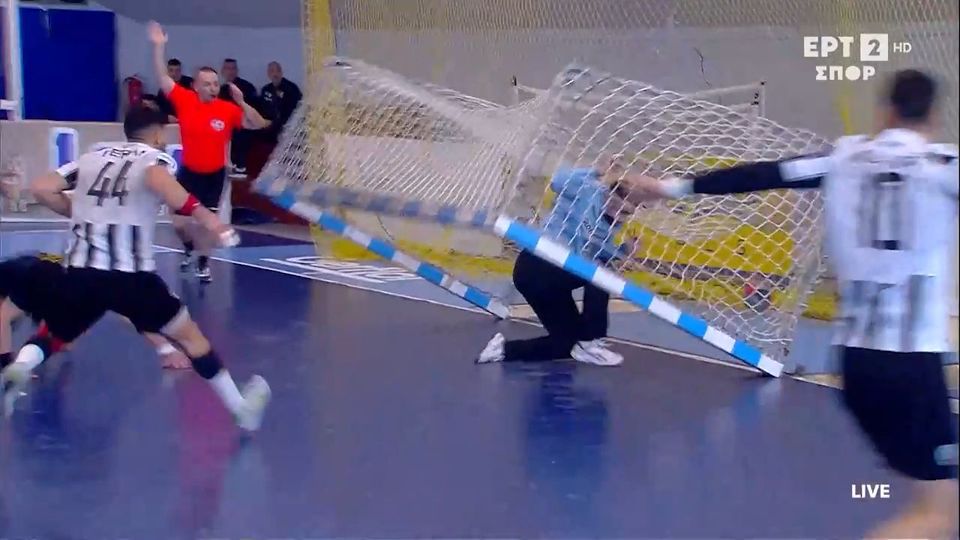 AEK – ΠΑΟΚ: Παρ’ ολίγον ατύχημα του Άρσιτς με την εστία (vid)