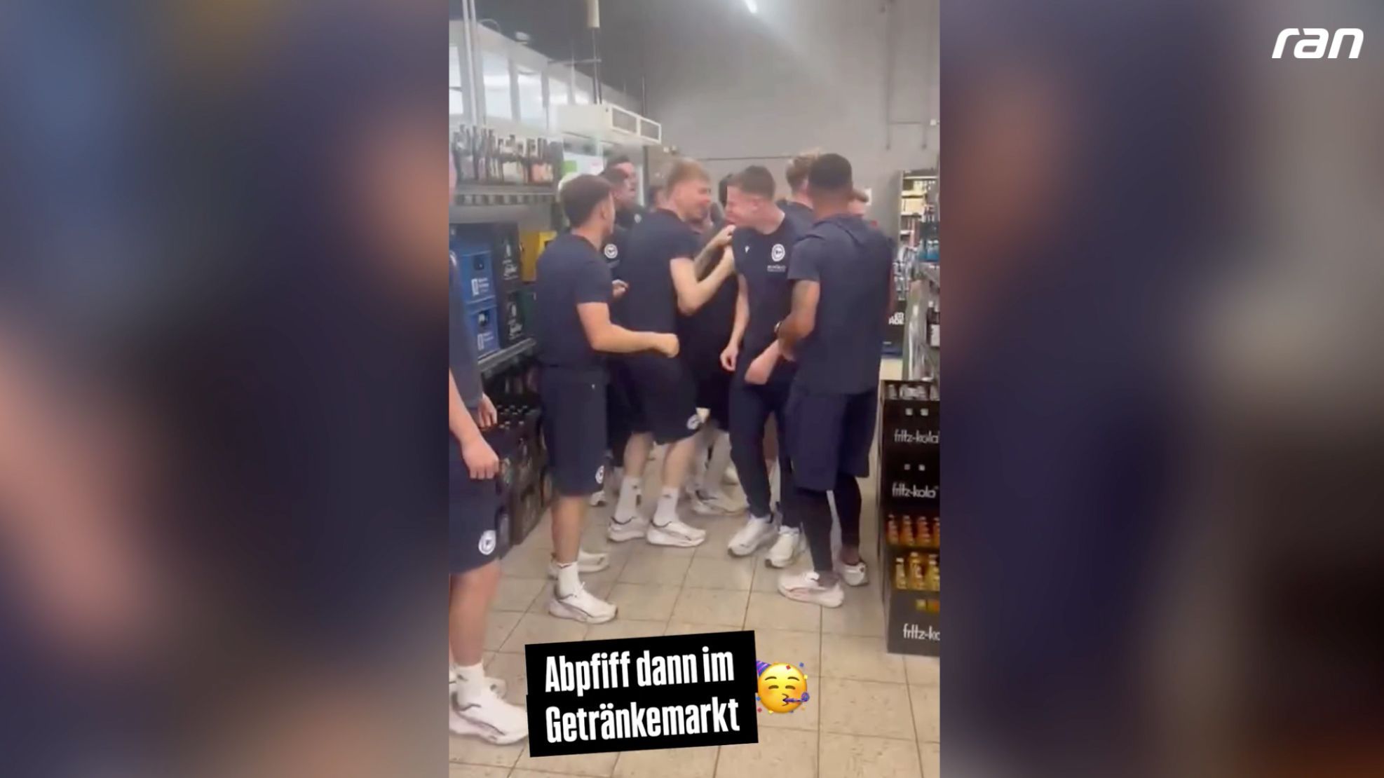 Arminia Bielefeld: Aufstieg! Team feiert im Getränkemarkt