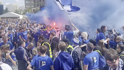 DFB-Pokal-Finale: Pyro-Fail! Arminia-Fans feiern in Berlin