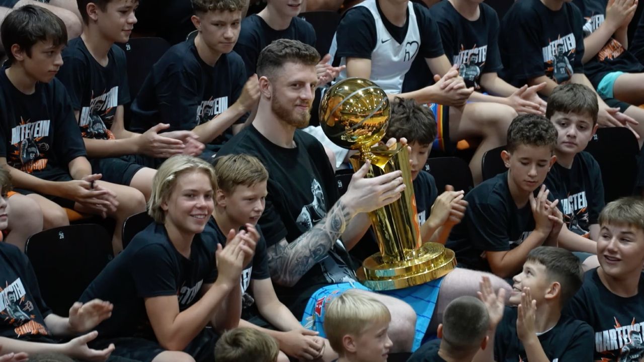 NBA-Pokal erstmals in Deutschland – dank Hartenstein!