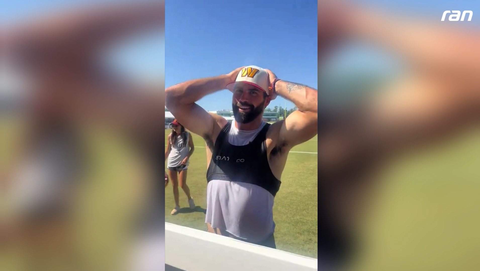 NFL: Flirt-Alarm! Sam Hartman flirtet mit Fan-Mutter