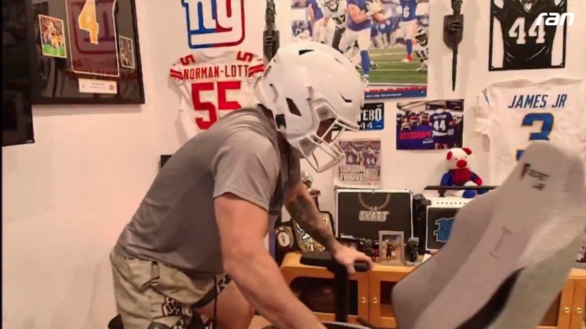 NFL – New York Giants: Cam Skattebo hämmert Kopf gegen Stuhl