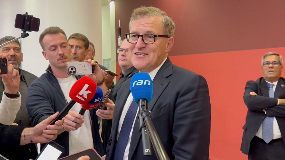 FC Bayern: Tortur für Marc Cucurella? Plötzlich muss Dreesen lachen