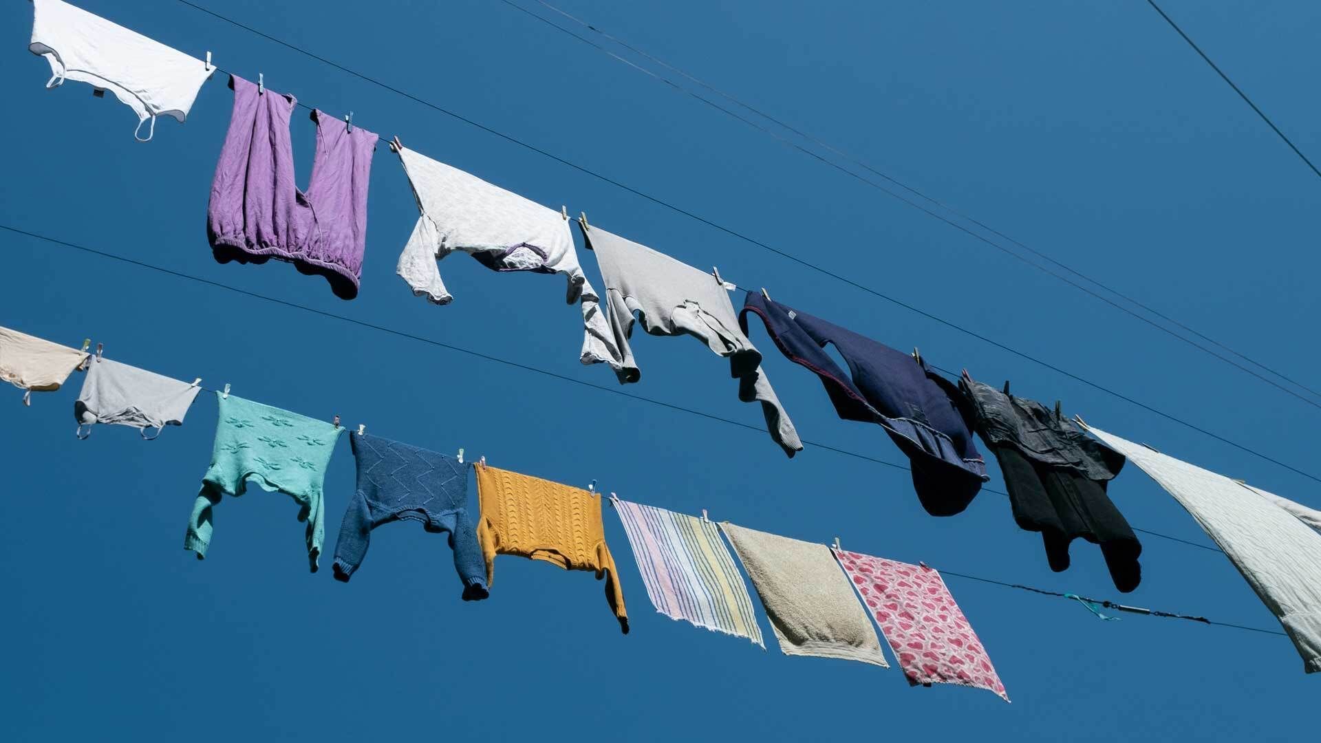 Wäsche aufhängen: Diese Fehler sorgen für Schimmel in der Wohnung