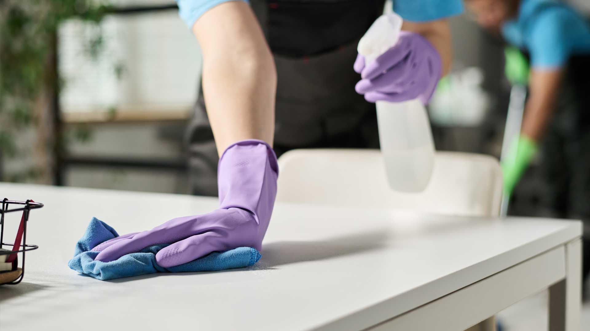 Staub wischen - Essig, Öl, Wasser: Der Mix, der Staub richtig abhält