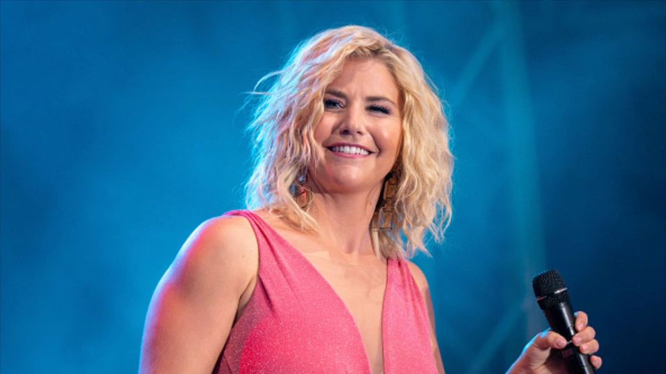 Beatrice Egli Typver nderung Neue Pony Frisur raubt Fans den Atem