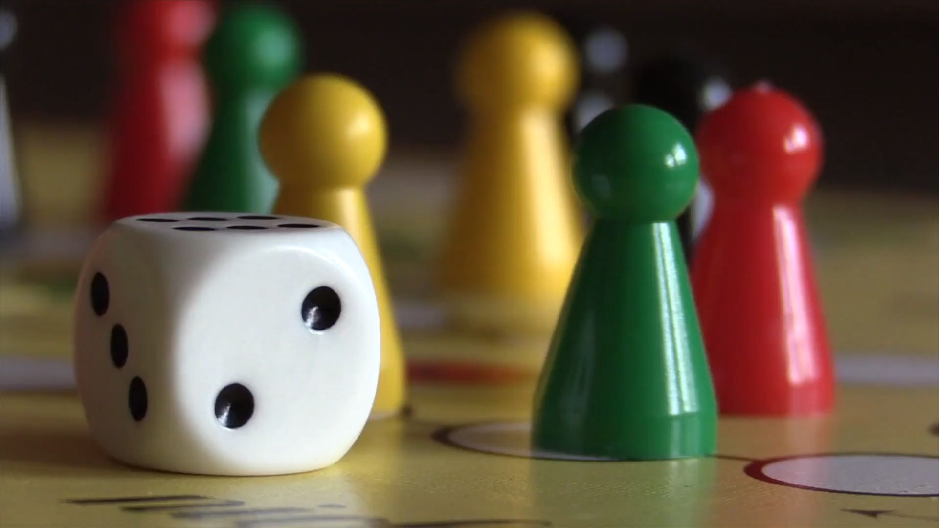 UNO, Monopoly und Schach: Diese Klassiker gehören in jedes Spieleregal