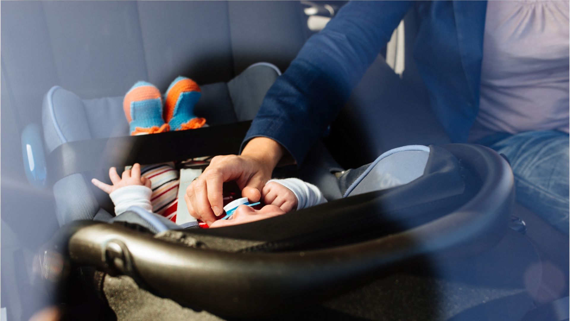 Eltern unterwegs: Das gilt für Kinder auf dem Beifahrersitz