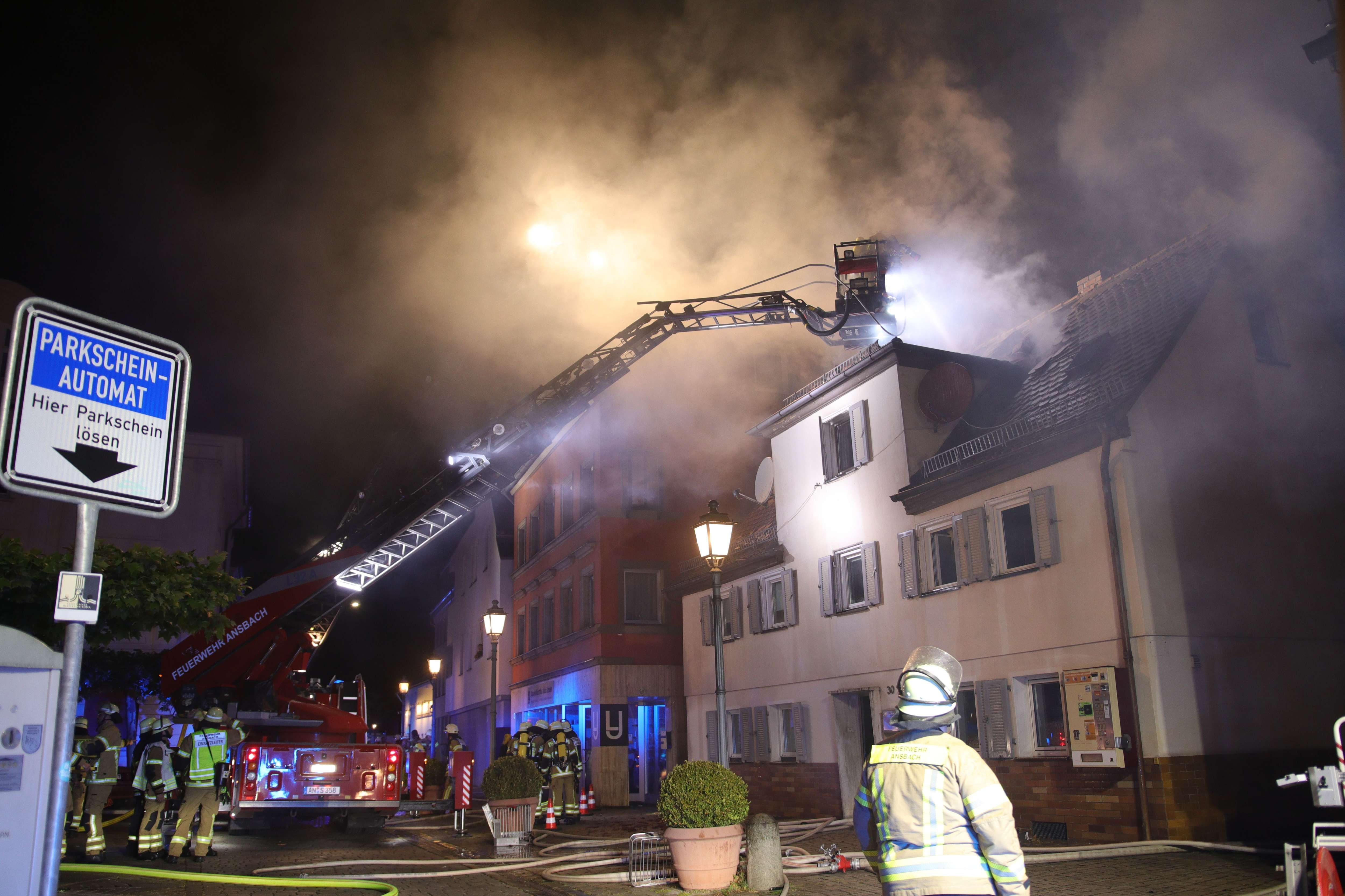 Video: Wohnhausbrand in Ansbach: Mehrere Personen verletzt - 180 Feuerwehrleute im Einsatz
